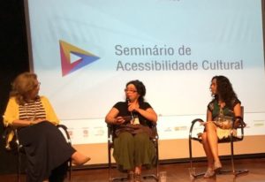 Seminário de Acessibilidade Cultural. Em semi círculo Lívia Motta, Marcia Caspary e Liliana Tavares.