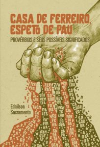 Audiodescrição da capa Sobre um fundo bege na parte superior está escrito em letras maiúsculas alaranjadas, o título: "Casa de Ferreiro, Espeto de Pau. Abaixo, em letras menores marrom-escuras, o subtítulo: Provérbios e seus possíveis significados. Do canto superior direito até o meio da capa, um desenho de mão masculina semiaberta. Na palma, há letras alaranjadas e marrons. Por entre os dedos escorrem alternadamente letras brancas em fundo alaranjado e em fundo marrom-escuro que formam provérbios. Elas escorrem até a borda inferior da capa. Do lado esquerdo entre o meio da capa e borda inferior, lê-se Ednilson Sacramento. Roteiro da audiodescrição: Clara Carybé e Gabriela Miranda Consultoria: Ednilson Sacramento.