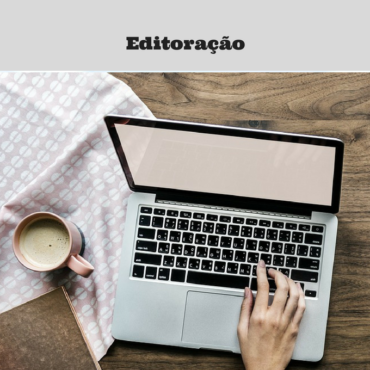 Foto de um laptop aberto. Ao lado esquerdo uma xícara de café.