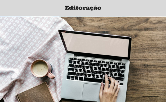 Foto de um laptop aberto. Ao lado esquerdo uma xícara de café.