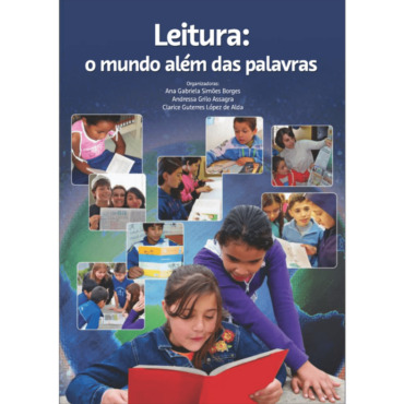 Livro Leitura: o mundo além das palavras. Livro tem fundo azul com fotos sobrepostas de alunos usando o jornal em sala de aula.