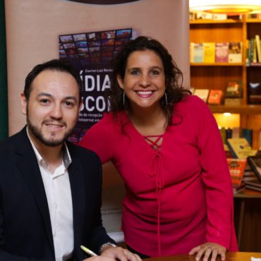 Foto do Professor Everton com a Jornalista Brisa, durante lançamento do livro Mídia e Escola.