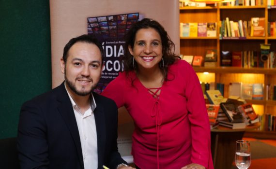 Foto do Professor Everton com a Jornalista Brisa, durante lançamento do livro Mídia e Escola.