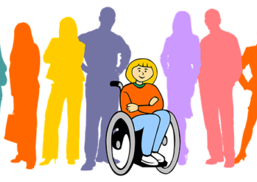 Ilustração de pessoas em pé e à frente uma pessoa sentada em cadeira de rodas de braços cruzados.