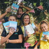 Foto de Jean Sigel e sua família segurando o livro "O Melhor da Vida Simples e de Graça"