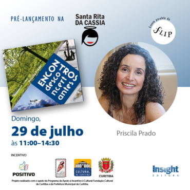 Flyer de divulgação do pré-lançamento do livro. Capa do livro e foto da autora Priscila Prado. Ela tem pela clara, cabelos médios castanhos e encaracolados. Sorri.