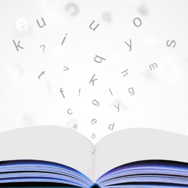 Imagem de um livro aberto com letras saindo do livro.