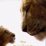 Audiodescrição: Pôster colorido do filme Rei Leão. o jovem Simba olha para o pai, Mufasa. Os dois de perfil.