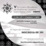 Banner do V Encontro, no canto superior esquerdo a logo (Flor em preto e branco com as pétalas em formato de olhos). No centro o texto: V ENCONTRO NACIONAL DE MULHERES CEGAS E COM BAIXA VISÃO – MBMC. De 24 a 27 de Outubro de 2019 Local: Uninter Campus Garcez (Praça Osório – Centro). Fonte cor preta, de fundo com pouca opacidade o Museu Oscar Niemeyer conhecido como Museu do Olho devido a semelhança arquitetonica com o formato de um olho. No canto superior direito e inferior esquerdo está disposto a logo (cor branca e fundo preto) do MBMC, como uma estampa (padrão de repetição). Fim da descrição.