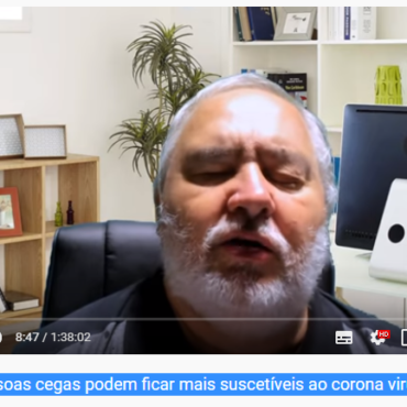 deficiência visual - AD Imagem (print de tela) da página do Professor Francisco Lima, no Youtube. Francisco tem o rosto redondo, cabelos barba e bigodes brancos. Atrás dele estantes e do lado direito a parte de trás de uma tela de notebook.