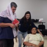 Teatralizando Foto colorida com três pessoas, dois alunos e a professora Juliana, em uma aula de teatro.