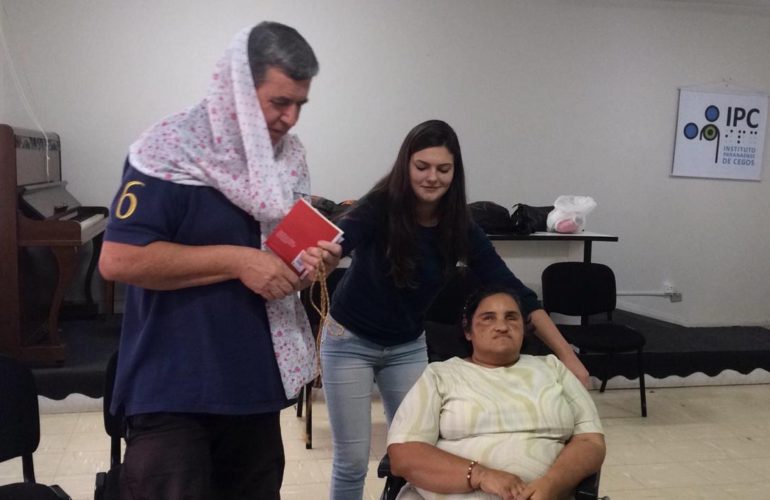 Teatralizando Foto colorida com três pessoas, dois alunos e a professora Juliana, em uma aula de teatro.