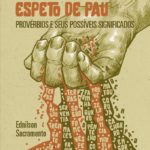 Audiodescrição da capa Sobre um fundo bege na parte superior está escrito em letras maiúsculas alaranjadas, o título: "Casa de Ferreiro, Espeto de Pau. Abaixo, em letras menores marrom-escuras, o subtítulo: Provérbios e seus possíveis significados. Do canto superior direito até o meio da capa, um desenho de mão masculina semiaberta. Na palma, há letras alaranjadas e marrons. Por entre os dedos escorrem alternadamente letras brancas em fundo alaranjado e em fundo marrom-escuro que formam provérbios. Elas escorrem até a borda inferior da capa. Do lado esquerdo entre o meio da capa e borda inferior, lê-se Ednilson Sacramento. Roteiro da audiodescrição: Clara Carybé e Gabriela Miranda Consultoria: Ednilson Sacramento.